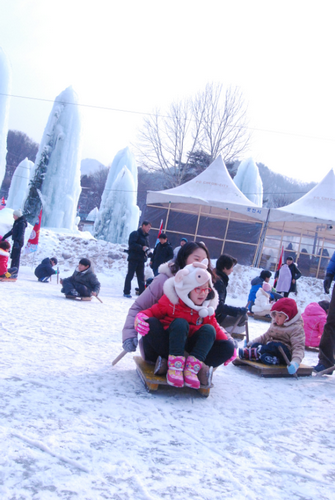 Festival de la glace dans la vallée Surak du mont Daedusan (대둔산 수락계곡 얼음축제) Festival de la glace dans la vallée Surak du mont Daedusan (대둔산 수락계곡 얼음축제)