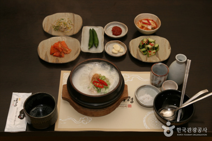 Baekjeryeong Samgyetang (백제령삼계탕)
