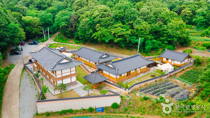 Yerang, One Day in Hanok (Midamjeon, Dongsimjeon) [Korea Quality] / 한옥에서의하루예랑(미담전, 동심전) [한국관광 품질인증/Korea Quality]