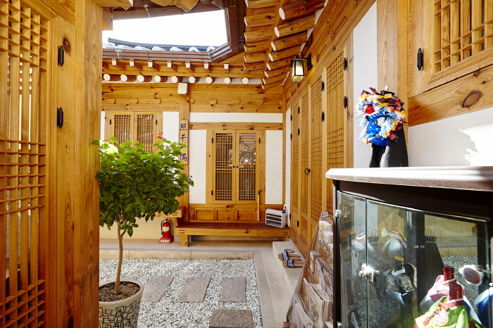 Hanok 24guesthouse Gyeongbokgung(Chilboam) [Korea Quality] / 경복궁24게트하우스4 (칠보암) [한국관광 품질인증]