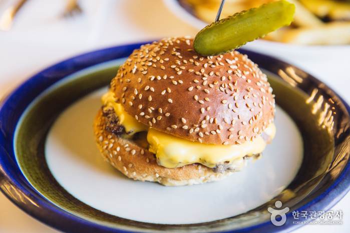 I am A burger (Hongdae Branch) (아이엠어버거 (홍대점))