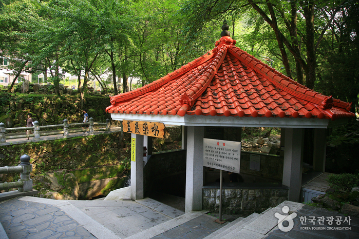 La source minérale Hwaam (화암약수)