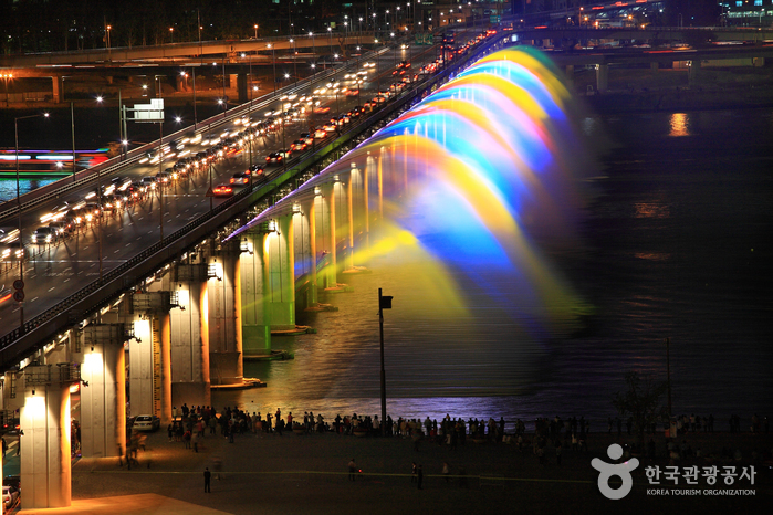 Pont de Banpo et fontaine arc-en-ciel (반포대교 달빛무지개분수)