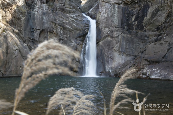 La cascade Sambuyeon (삼부연폭포)