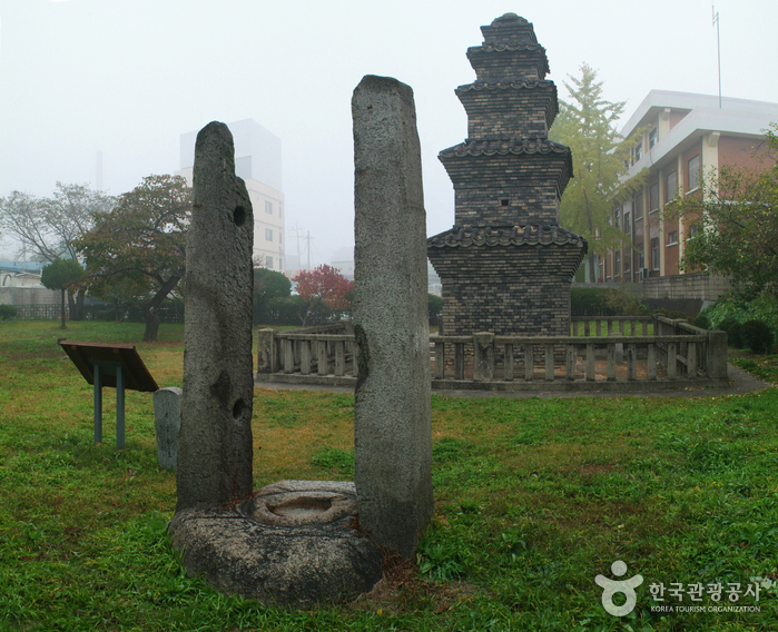 Pagode de briques à 5 étages à Dongbudong (안동 운흥동 당간지주와 오층전탑)