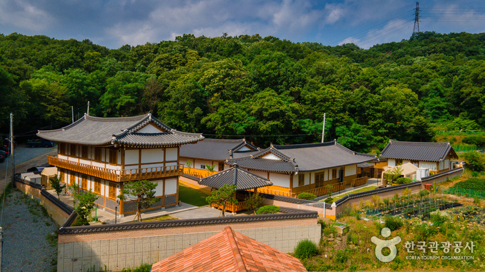 Yerang, One Day in Hanok  (Myeongonjeon, Huidamjeon) [Korea Quality] / 한옥에서의하루예랑(명온전, 희담전) [한국관광 품질인증/Korea Quality]