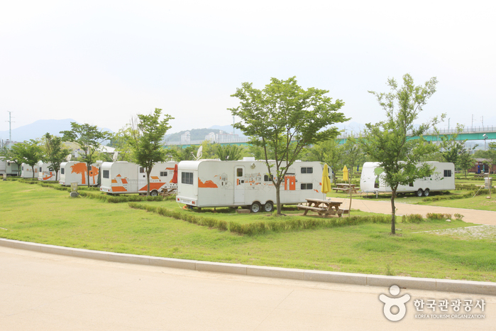 Jaraseom Camping (자라섬오토캠핑장) Jaraseom Camping (자라섬오토캠핑장)