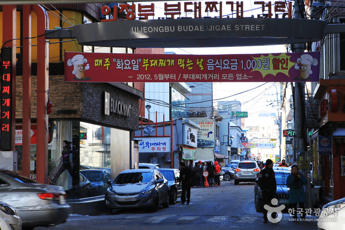 Rue de Uijeongbu Budaejjigae (의정부 부대찌개거리)