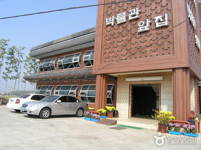 House by the Museum (박물관앞집)