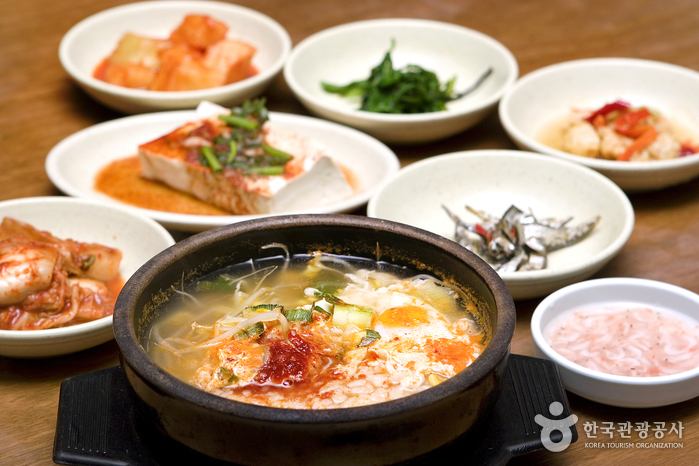 Bonga Kongnamul Haejangguk (본가콩나물해장국)