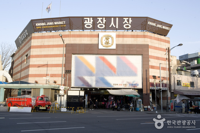 Marché Gwangjang (Boutiques de Hanbok) (광장시장 한복매장)