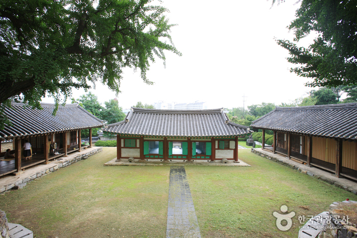 Suwon Hyanggyo (수원향교)