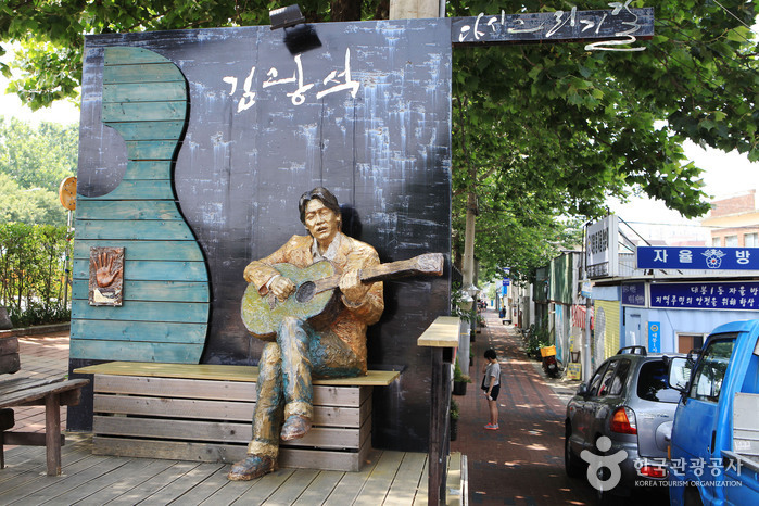 Straße Kim Kwangseok-gil (김광석 길 (김광석다시그리기길) Straße Kim Kwangseok-gil (김광석 길 (김광석다시그리기길)