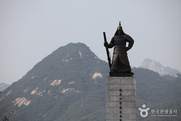 Statue des Admirals Yi Sun-Shin (충무공 이순신 동상) Statue des Admirals Yi Sun-Shin (충무공 이순신 동상)