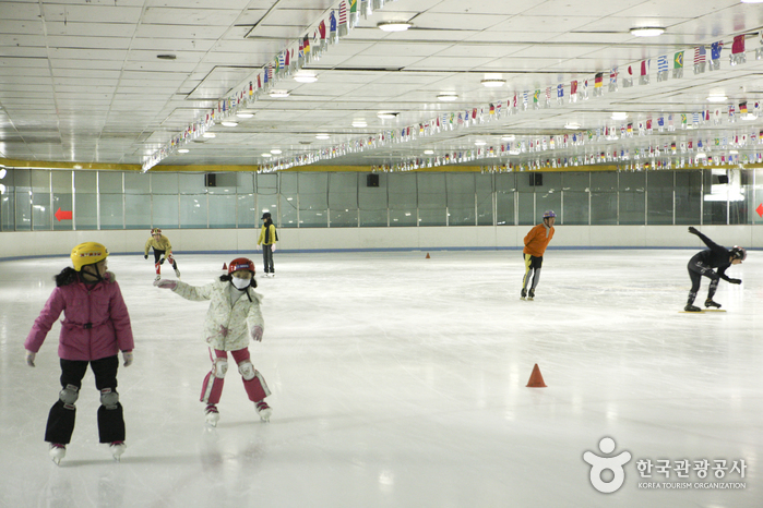 Eislaufbahn im Olympia-Sportzentrum Bundang (분당올림픽스포츠센터 아이스링크)