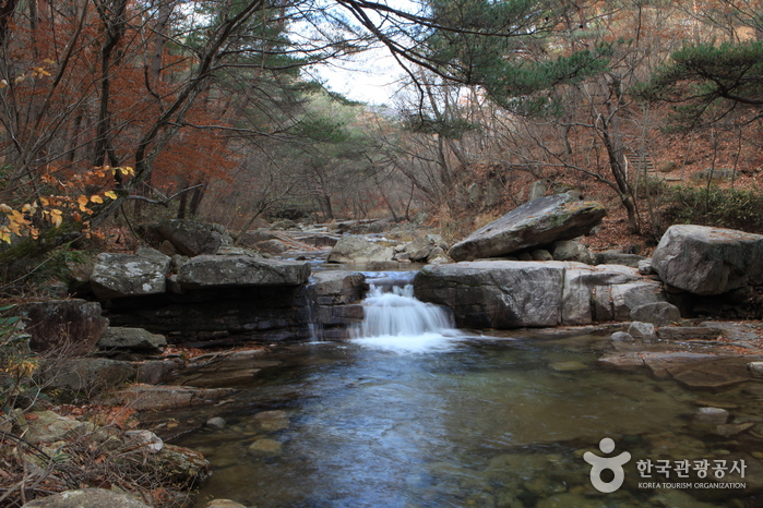 Tal Yongchugyegok am Berg Daeyasan (대야산 용추계곡) Tal Yongchugyegok am Berg Daeyasan (대야산 용추계곡)