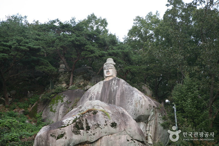 Stehender steinerner Buddha in Icheon-dong, Andong (안동 이천동 마애여래입상) Stehender steinerner Buddha in Icheon-dong, Andong (안동 이천동 마애여래입상)