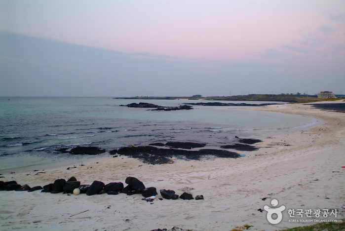 Strand Gimnyeong Seongsegi (김녕성세기해변 (김녕해수욕장)) Strand Gimnyeong Seongsegi (김녕성세기해변 (김녕해수욕장))