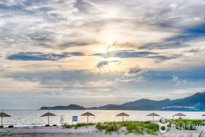 Strand Jeungdo Ujeon (증도 우전해수욕장) Strand Jeungdo Ujeon (증도 우전해수욕장)
