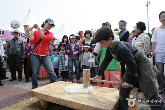 Reiskuchen- und Spirituosen-Festival in Gyeongju(경주 떡과술잔치)