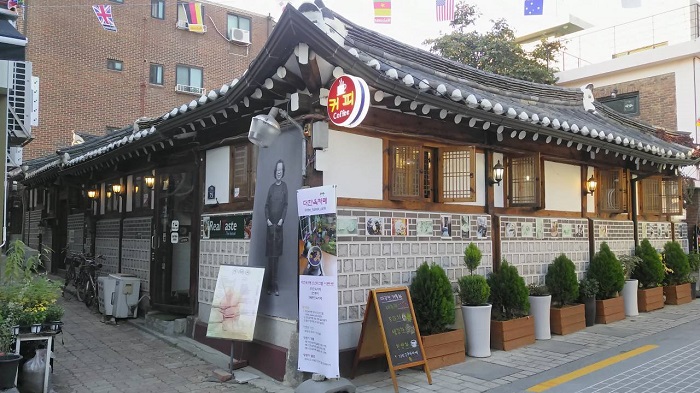 The Hanok (더 한옥)