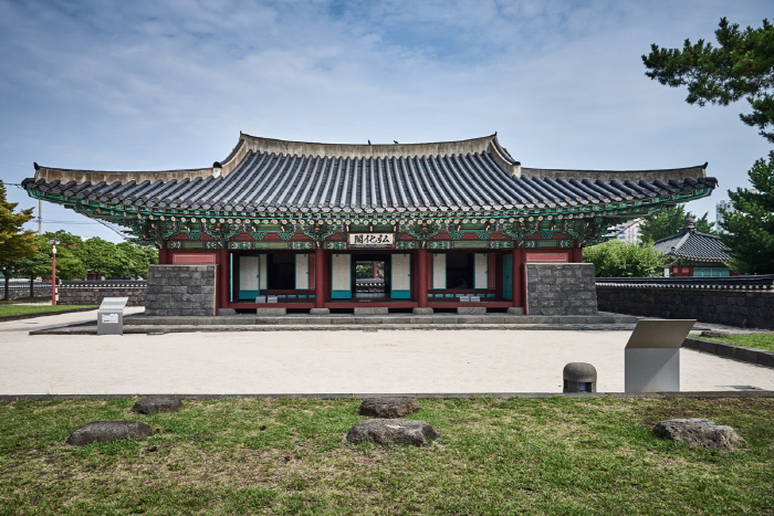 済州牧官衙（제주목관아）