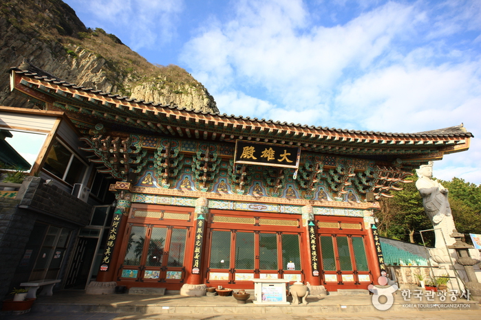 Грот Санбангульса (산방굴사)