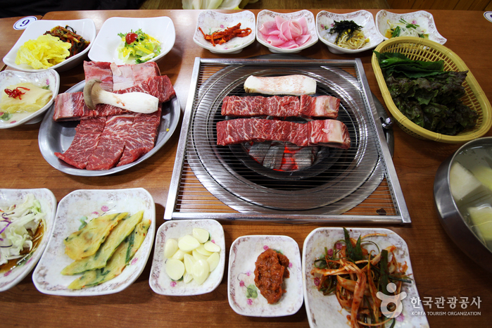 Деревня Идон кальби в Пхочхоне (포천 이동갈비마을)