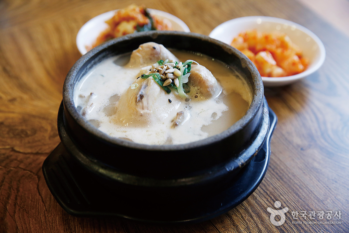 Tosokchon Samgyetang (토속촌삼계탕)