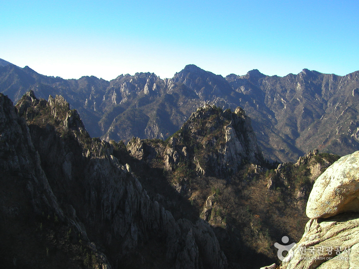 Fortaleza Gwongeumseong del Monte Seoraksan (설악산 권금성) Fortaleza Gwongeumseong del Monte Seoraksan (설악산 권금성)