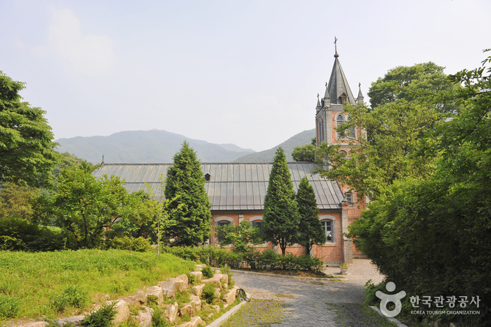 Iglesia Católica Pungsuwon de Hoengseong (횡성 풍수원천주교회(풍수원성당)) Iglesia Católica Pungsuwon de Hoengseong (횡성 풍수원천주교회(풍수원성당))