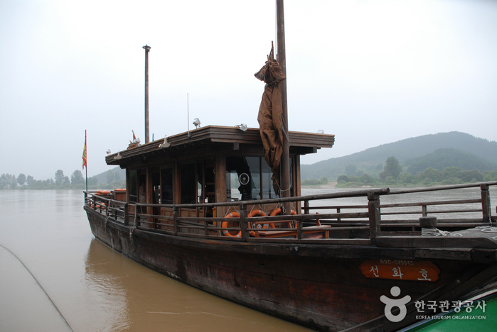 Ferri Crucero Goransa (고란사유람선) Ferri Crucero Goransa (고란사유람선)