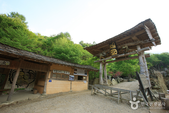 Escuela de Protocolo de Cheonghak-dong (청학동예절학교 선비서당) Escuela de Protocolo de Cheonghak-dong (청학동예절학교 선비서당)
