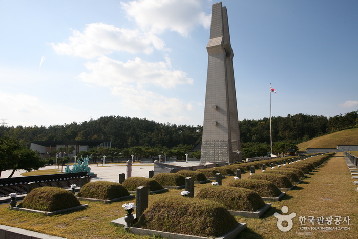 Cementerio Nacional 18 de Mayo (국립 5.18 민주묘지) Cementerio Nacional 18 de Mayo (국립 5.18 민주묘지)