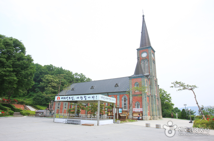 Catedral de la Virgen María de Gamgok Maegoe (감곡매괴성모순례지성당)