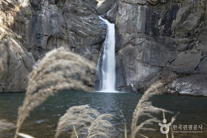 Cascada Sambuyeon (삼부연폭포) Cascada Sambuyeon (삼부연폭포)