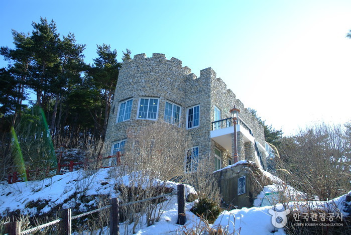 Castillo de Hwajinpo (Residencia de Kim Il-sung) (화진포의 성(김일성별장)) Castillo de Hwajinpo (Residencia de Kim Il-sung) (화진포의 성(김일성별장))